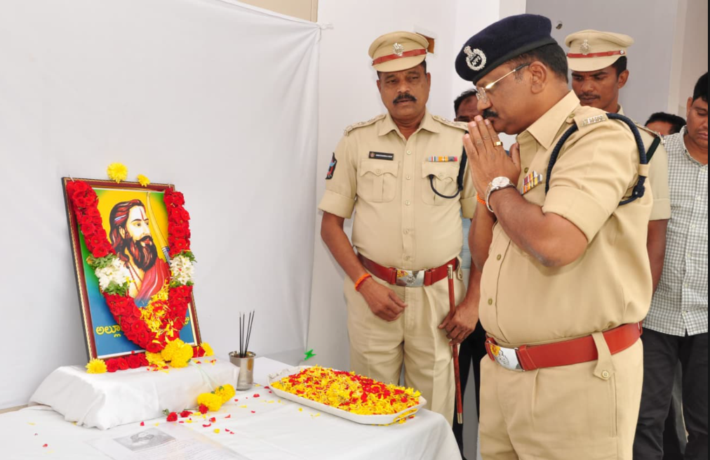  మన్యం వీరుడి చిత్రపటానికి అదనపు ఎస్పీ శ్రీ యం.వెంకటాద్రి గారి ఘన నివాళి.